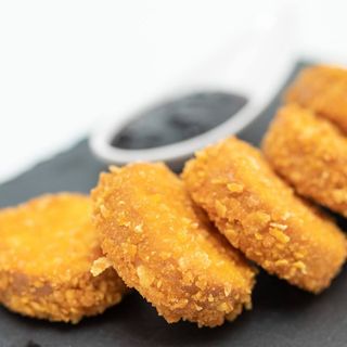 Панирани топени сиренца с домашно сладко от боровинки (250г)