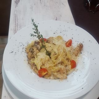 Ризото с пилешко филе, сушен домат и шафран (300г)