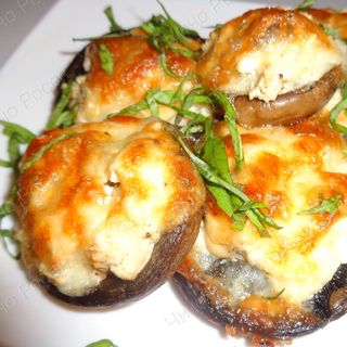 Запечени гъби с микс от сирена (300г)