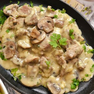 Свински късчета с билки и запечен кашкавал (350г)