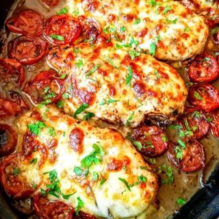 Пилешко филе с моцарела /сушен домат/босл песто(С300г)