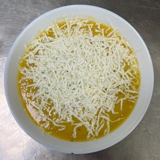 Зеленчукова  крем супа  със сирене, крутони