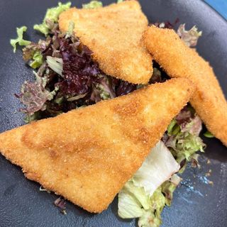 Паниран кашкавал с гарнитура свежа салата