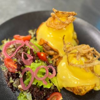 Яйца Бенедикт с дърпано свинско