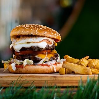 Телешки чийзбургер 400гр.