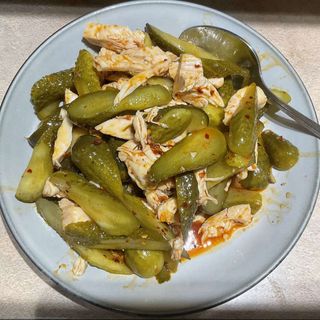 12. Салата от пиле и кисели краставици (400г)