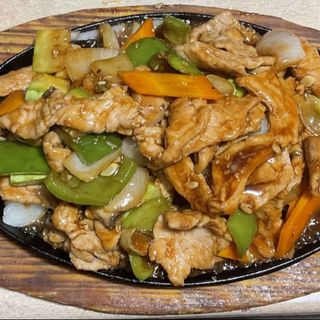 62. Свинско, пилешко и телешко и зеленчуци (800г)