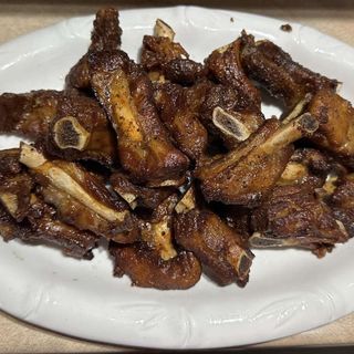 64. Пържени свински ребра с черен пипер (600г)