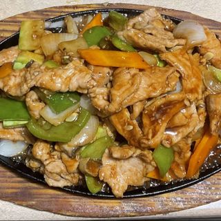 69. Свинско върху метална плоча (800г)