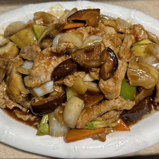 73. Свинско с ароматни гъби и зеленчуци (800г)