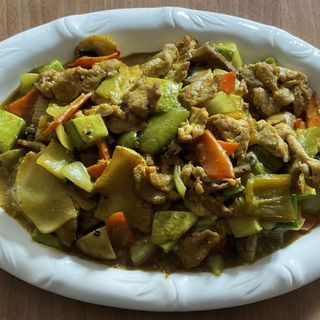 74. Свинско с къри и зеленчуци (800г)