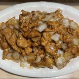 77. Свинско с лук (800г)