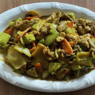 102. Телешко с къри (800г)