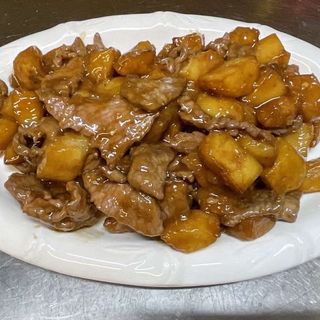 104. Телешко с картофи (800г)