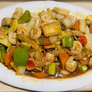 134. Морски дарове на плоча и зеленчуци (600г)