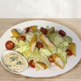 Салата Цезар с панирани пилешки филенца (350г)