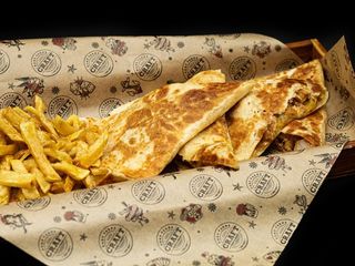 Кесадия с пиле и 4 сирена (450гр)