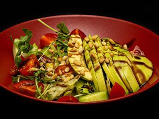 Зелена салата с авокадо и кедрови ядки(350гр.)