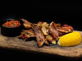 Свинско ухо на BBQ с чесън и чили