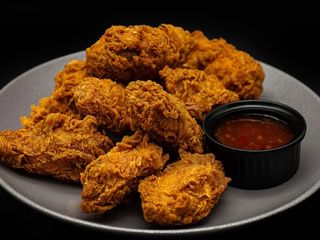 Златисти пилешки крила със сладко чили сос (400г)