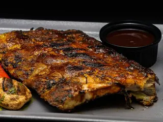 Свински ребра на BBQ с гарнитура сладък картоф с мащерка и чесън (450г)