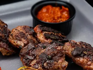 Телешки кюфтенца с гарнитура сладък картоф с мащерка и чесън (350г)