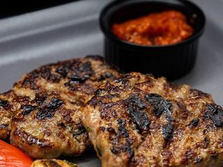 Старобългарски кюфтета с гарнитура печени бирени бейби картофи (350г)