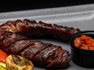 Домашен телешки суджук с гарнитура печени бирени бейби картофи  (350г)