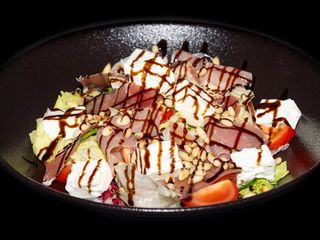 Зелена салата с прошуто, сирене фета и кедрови ядки (350гр.)