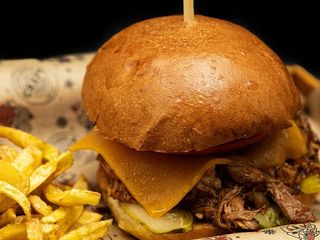 Бургер със свинско дърпано месо