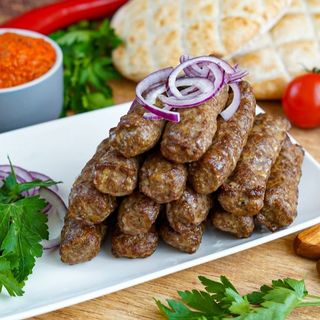 Сръбски чевапи с картофки и айвар (350гр.)