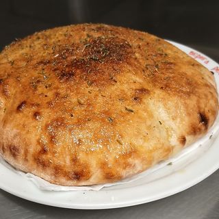 Домашен хляб с масло и чубрица