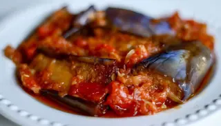 Пържен патладжан с подлучен доматен сос (300г)