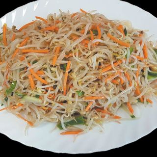 51.Салата от соеви кълнове и зеленчуци (600г)