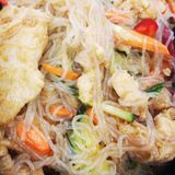 61.Пилешки късчета с фънсъ и зеленчуци (600г)