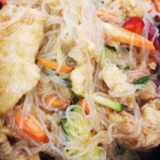 61.Пилешки късчета с фънсъ и зеленчуци (600г)