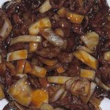 90.Свинско месо с лук (500г)