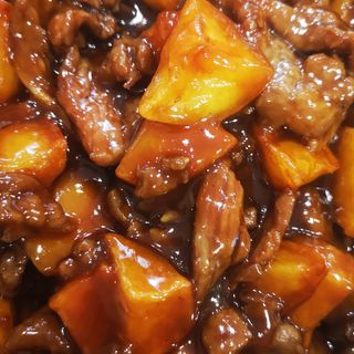 106.Телешко с картофи в соево-чеснов сос (750г)