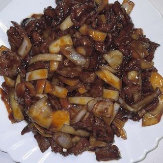 110.Телешко месо с лук (600г)