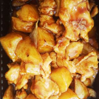 126.Пилешко с картофи в соев сос (750г)