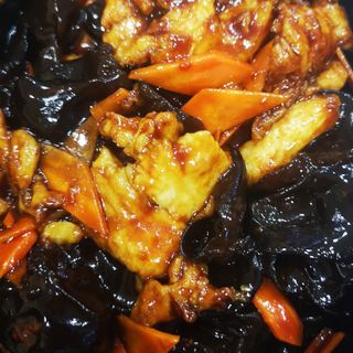 127.Пилешко с китайски гъби (600г)