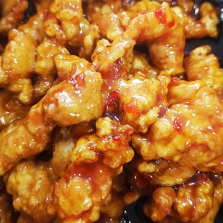 128.Панирано пилешко в сладко-люто-солен сос с чесън (600г)