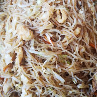 171.Китайски оризови спагети със пилешко, яйца и зеленчуци (600г)