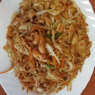 176.Пържени спагети с пилешко месо и зеленчуци (700г)