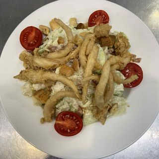 Салата Цезар с хрупкави пипала от калмари (280г)