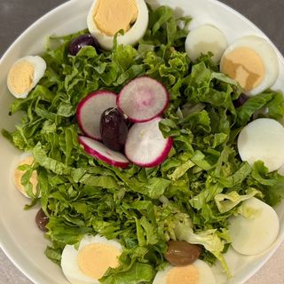 Пролетна зелена салата с варено яйце и пресен лук и дресинг (200г)