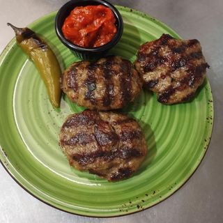 Телешки кюфтета на скара с лютеница (300г)