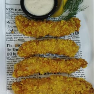 Панирани пилешки филенца с корнфлейкс и чеснов сос (200г)