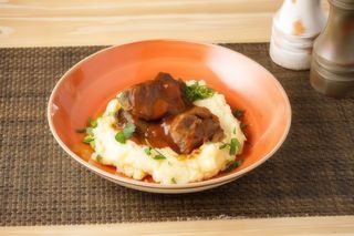 Бавно готвено телешко с опушено картофено пюре (350гр)