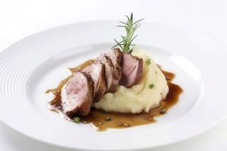 Патешко бон филе с пюре от опушени картофи, сос от горски плодове